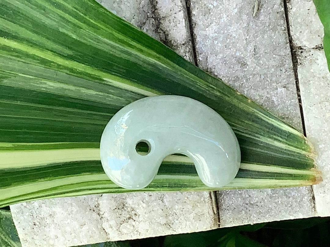 ✳アイスジェイド*淡緑色　１個お身近に　糸魚川翡翠ジェダイト勾玉 極上品　鑑別付