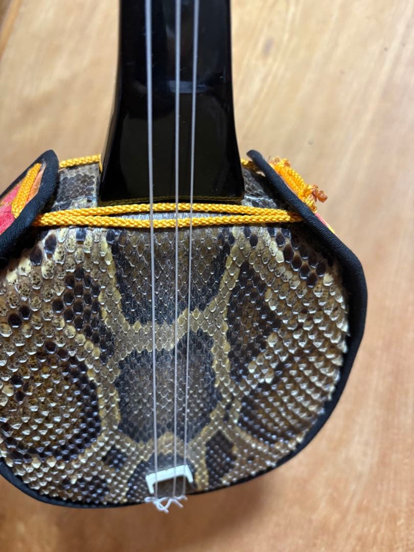 沖縄三線 本蛇皮｜約30年物｜木製スタンド付き｜現状品