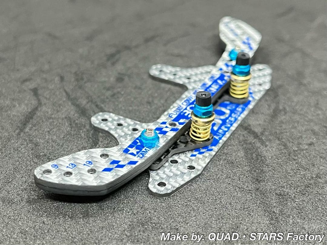 【ミニ四駆パーツ】2軸ATリジットバンパー　30周年／シルバー　3mm厚カーボン