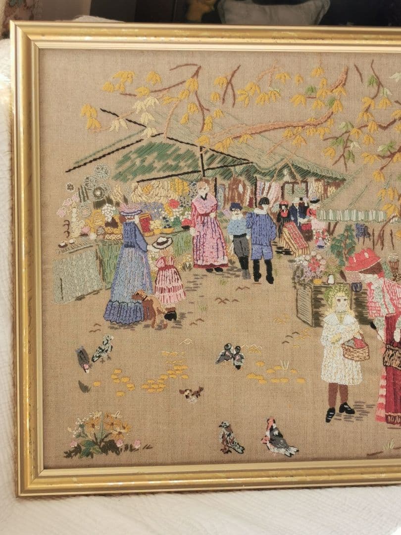 アンティーク ニードルポイント刺繍 ガラス額装 マルシェ 朝市の賑わい 犬 小鳥