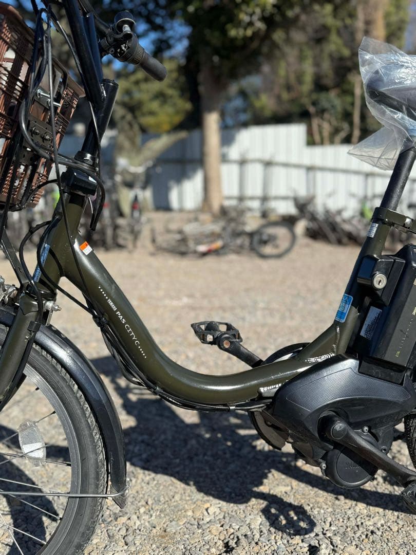 黒の電動アシストヤマハ自転車 20インチ バスケット付き
