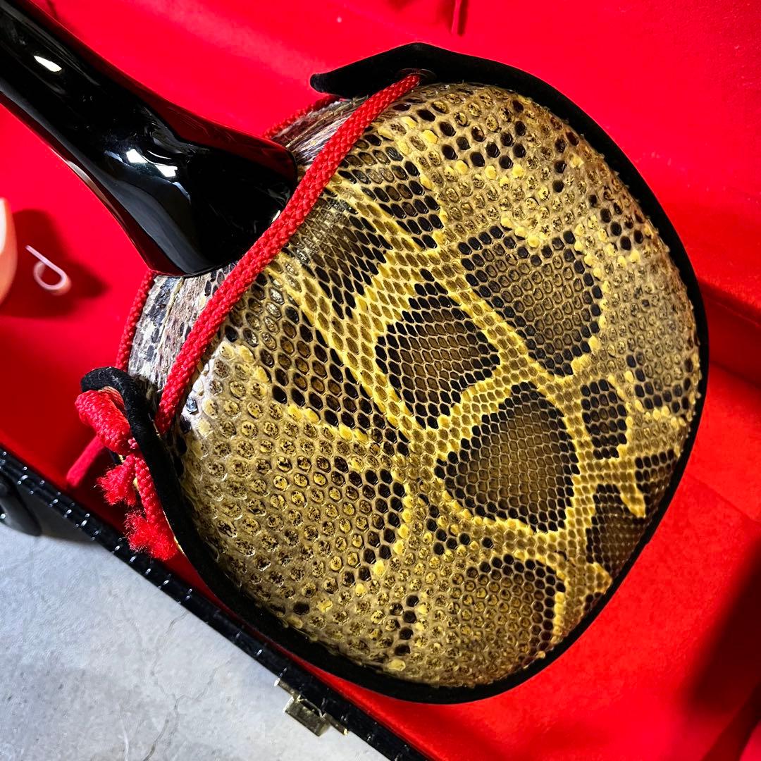 【美品】沖縄 三線 本蛇革 強化張り 黒塗り棹 蛇皮 ハードケース 爪 守礼印