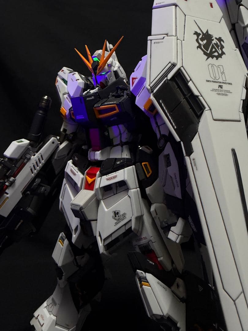 1/100 ニューガンダム 改修塗装済完成品 ガンプラ完成品 νGUNDAM