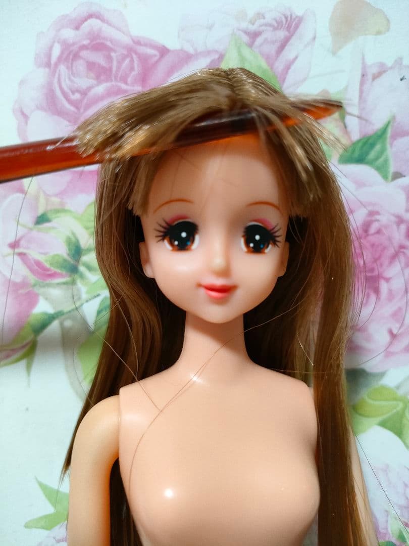 茶髪　赤いアイシャドウのジェニーちゃん　着物ジェニー？　リカちゃん