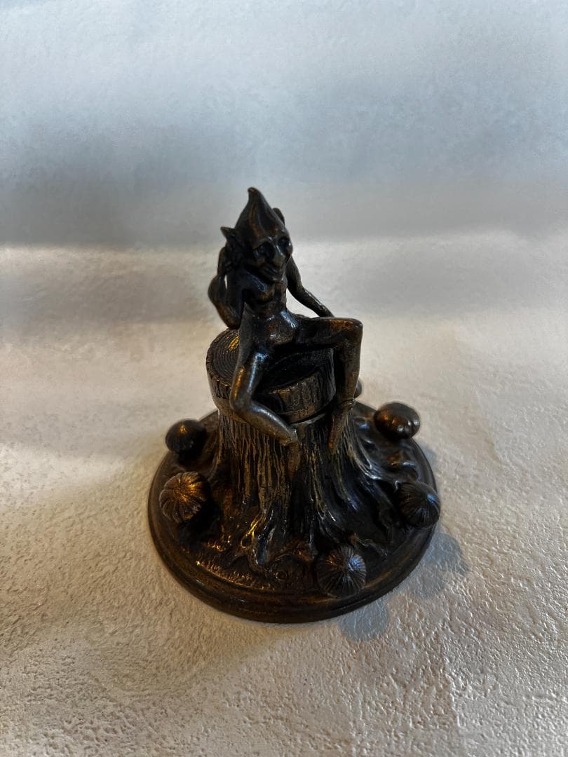 インク壺　ブロンズ製　木株の上に座るデビル