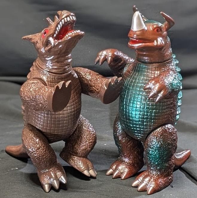 パゴス四足歩行版・ネロンガ（マルサン）ソフビフィギュア２体セット