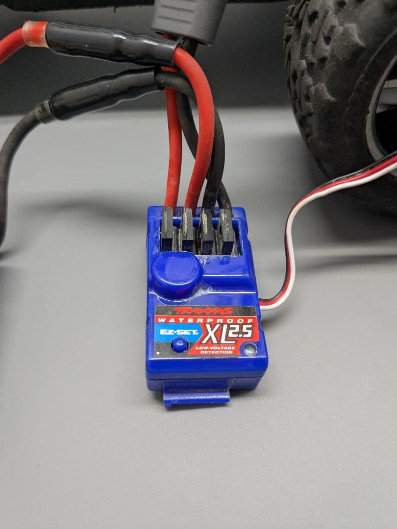 トラクサス E-Revo 1/16