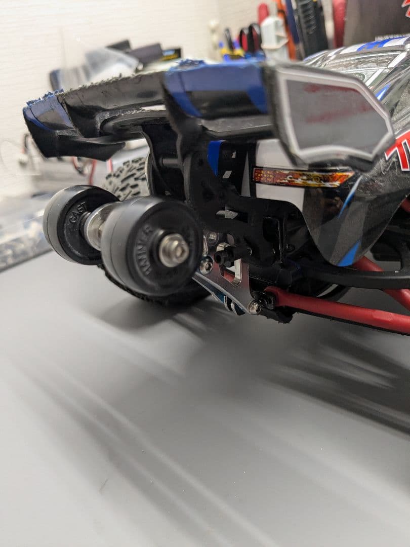 トラクサス E-Revo 1/16