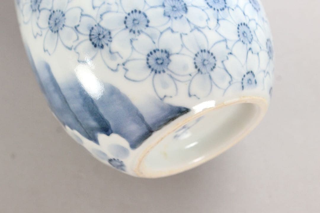 5431 十五代　嘉泉 作　平戸三川内焼　染付桜散し瓢箪型一輪差　共箱　送料無料