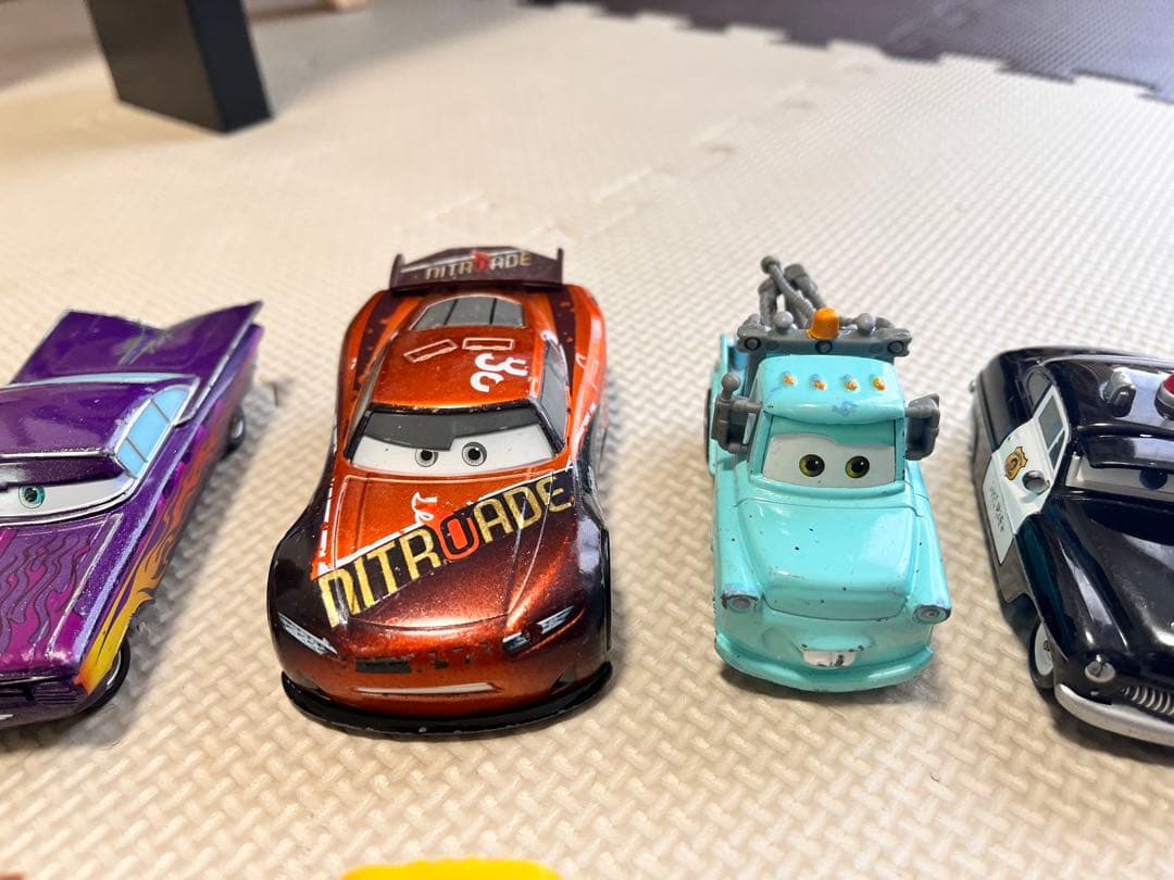 カーズ ミニカーまとめ売り48台＋ピストンカップ付き