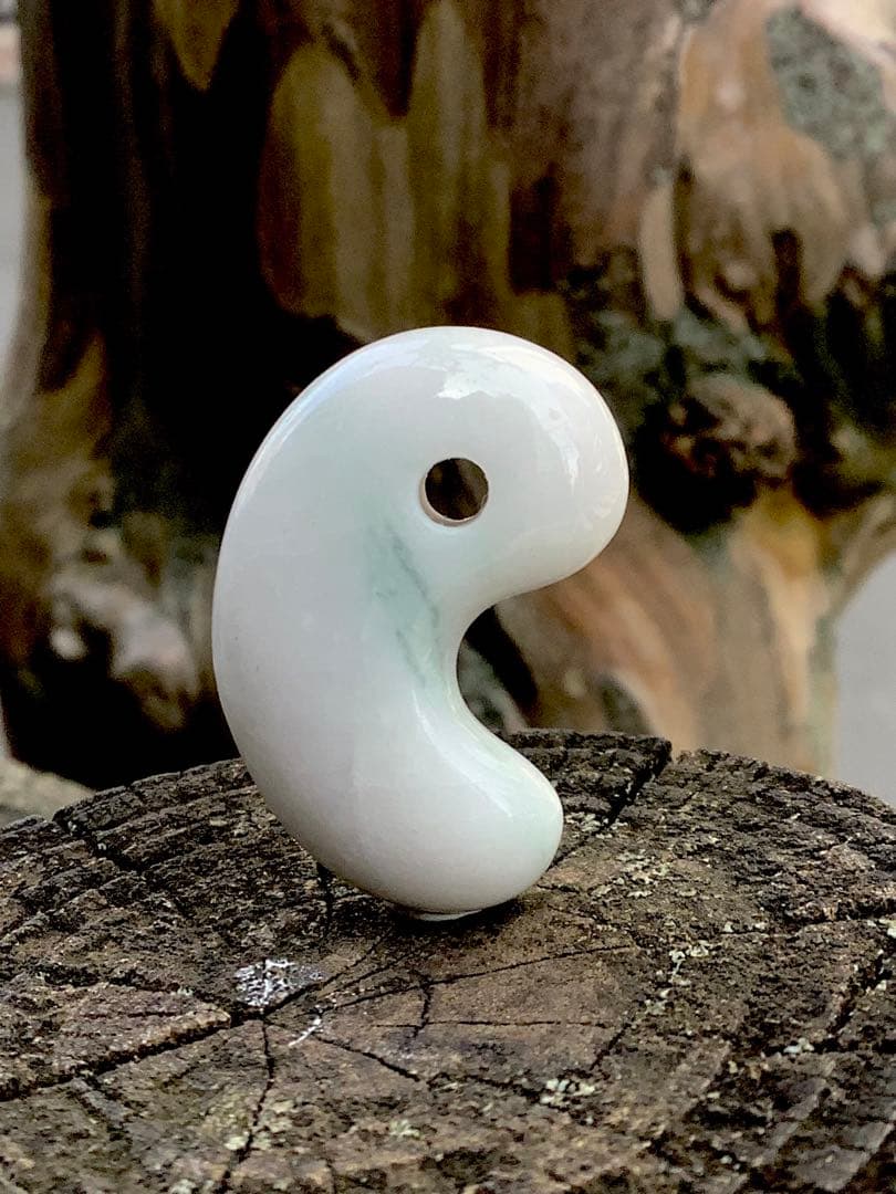 ✳30万円以上します‼️極上色彩　糸魚川翡翠ジェダイト勾玉　外部鑑定機関の鑑別書付