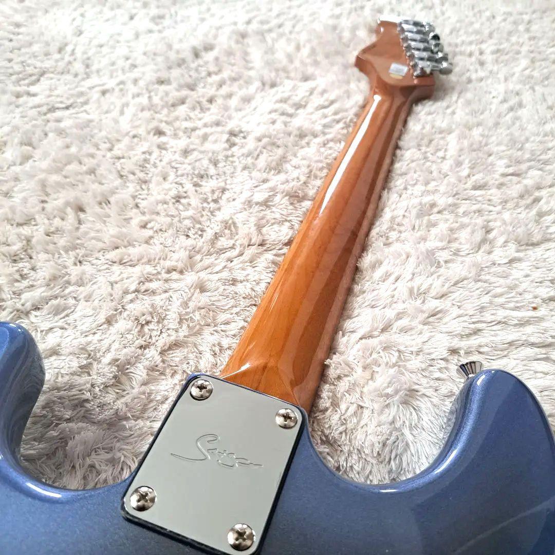 高品質アルダー材とローステッドメイプルネックを採用したプロ仕様のスマートギター