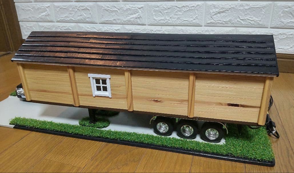 RCトレーラー1/32Scale　木造トレーラーハウス（サービス品・飾り用地付）