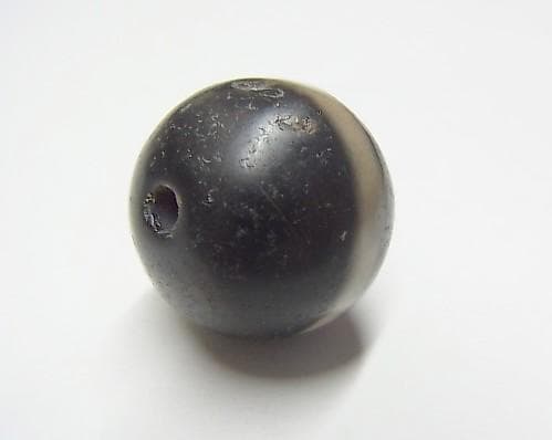 ★K2501★アンティーク　白帯　19ミリ　丸ビーズ　護符アミュレット　薬師玉