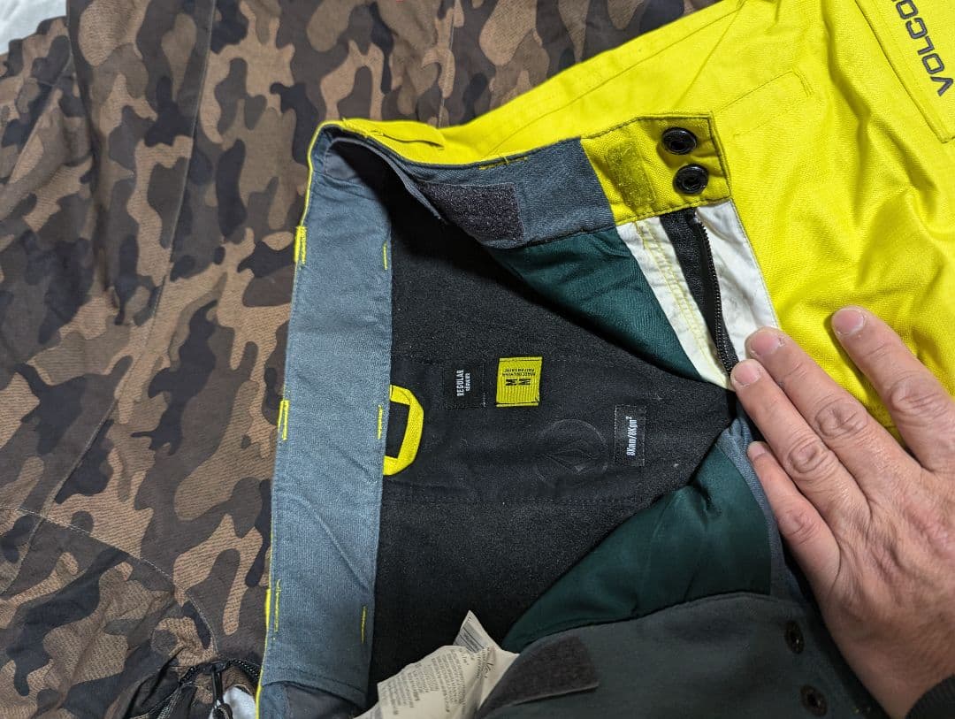 VOLCOM 子ども用スノーボードウェア迷彩