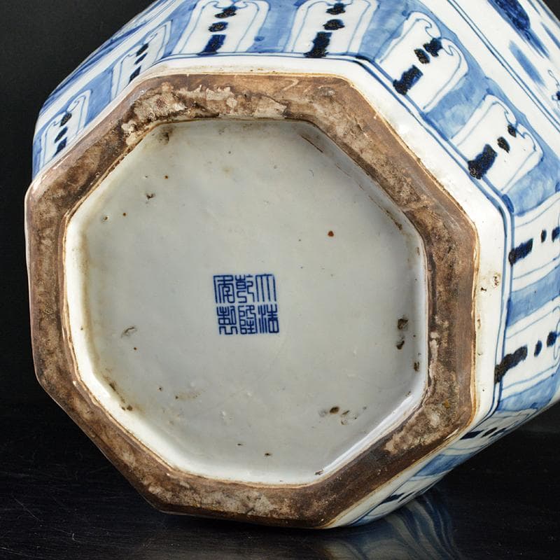 中国　大清乾隆年製款　青花　山水人物文　八角面取瓶　M　R7289B