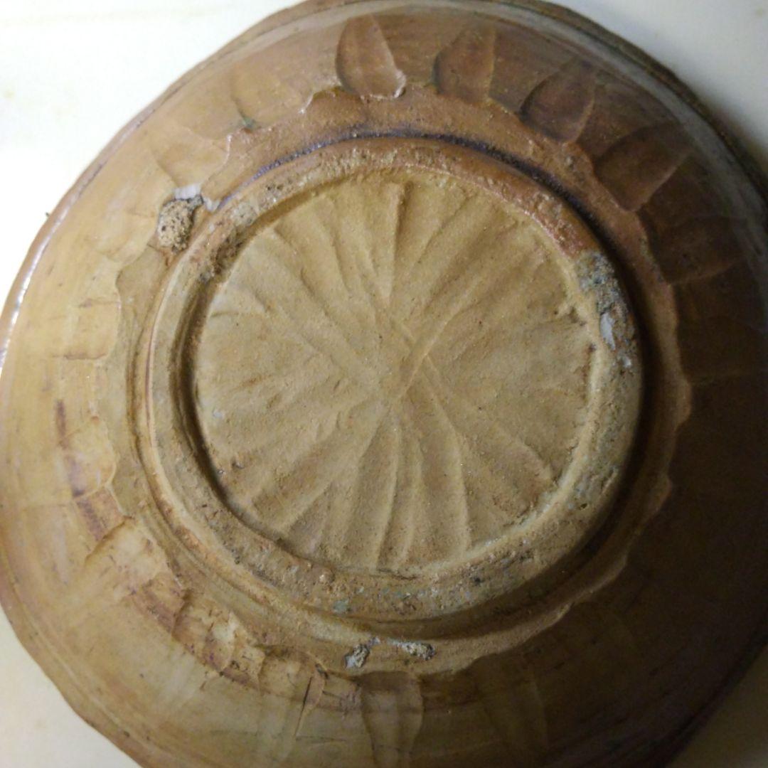 茶色と緑の波状エッジ皿